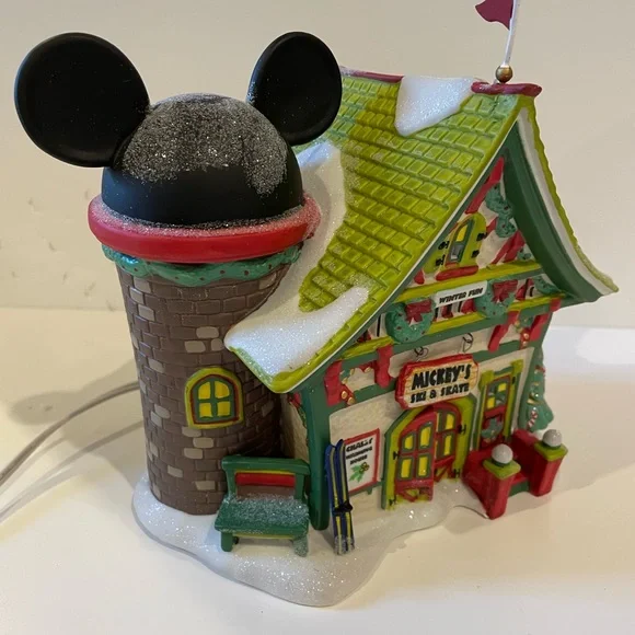 ✨ Disney Department 56 – Mickey’s Christmas Village “Mickey’s Ski & Skate” ⛷️⛸️ - Picture 5 of 8